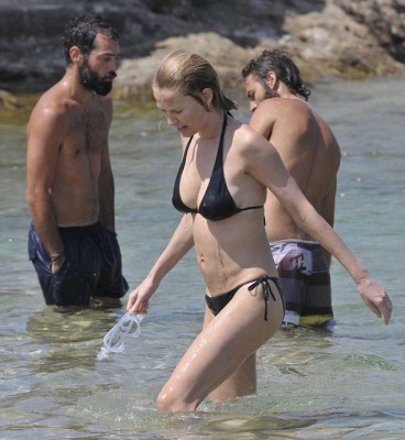 KAREN MULDER ON HOLIDAY IN MYKONOS!