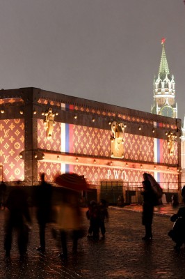 louis-vuitton-trunk-moscow-exhibit2-vogue-27nov13-getty